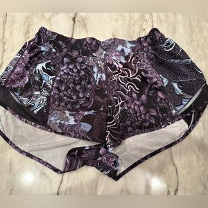 Lululemon Hotty Hot Low Rise 2.5” Size 6 Shorts